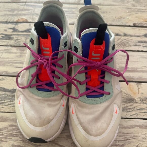 Nike Women's Air Max DIA SE Sneakers - Picture 3 of 7